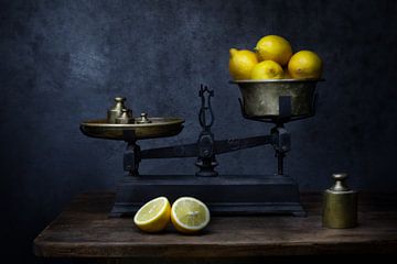Nature morte moderne d'une vieille balance avec des citrons