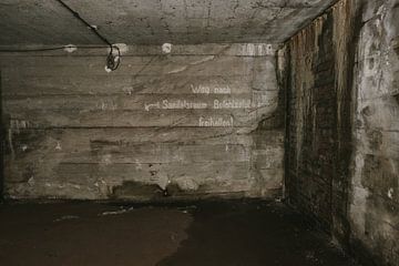 Panneau de signalisation dans un bunker abandonné datant de 1945. sur Het Onbekende