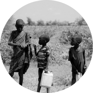 Zwart-wit foto van kinderen in Oeganda van Teun Janssen