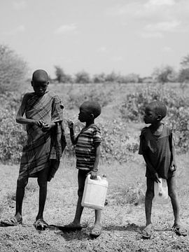 Zwart-wit foto van kinderen in Oeganda van Teun Janssen