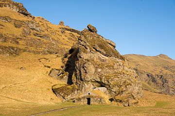 Chalet islandais dans les rochers