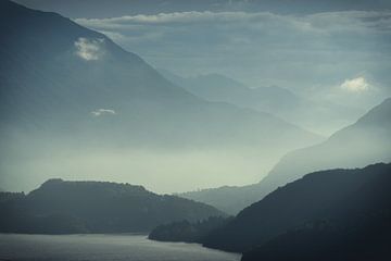 Zicht op het Comomeer in de omgeving van Musso in Italië.