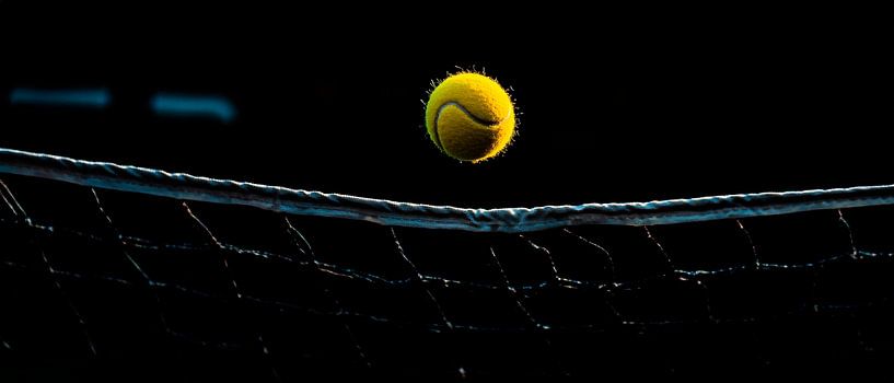 Tennisball fliegt über das Netz von Poster Art Shop