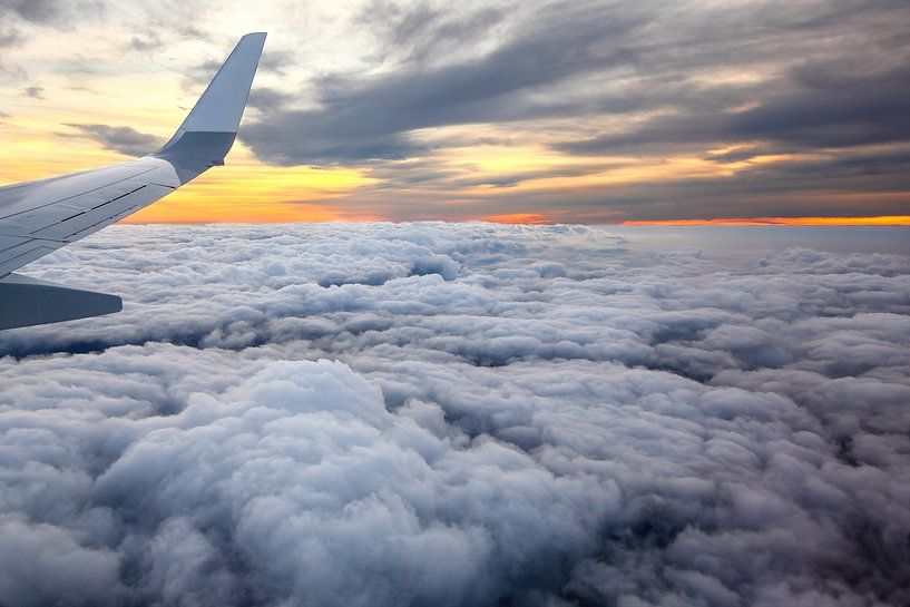 Aile d'avion au coucher du soleil par Inge van den Brande