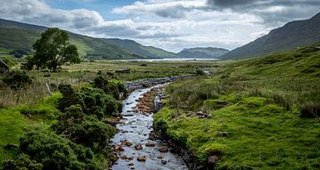 Iers landschap met riviertje van AwesomePics