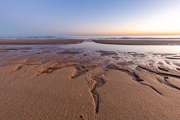 Zonsondergang op het zandstrand Praia da Falésia. Kliffen Roze bloemen bij Albufeira, Portugal van Fotos by Jan Wehnert