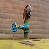 Urbex - Détail d'une vieille grue rouillée sur un réservoir de pétrole sur Photo Henk van Dijk