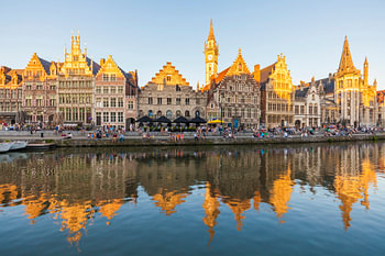 Graslei aan de Leie in de oude binnenstad van Gent