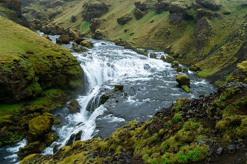 Stromschnellen in der Nähe des Skogafoss Wasserfall