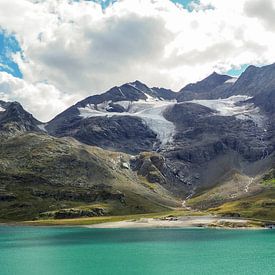 Des lacs de montagne cristallins - une photographie alpine spectaculaire avec des reflets clairs et un panorama de montagnes. Acheter maintenant une peinture murale ou une toile et profiter de la nature. sur Miriam Schwarzfischer Fotografie