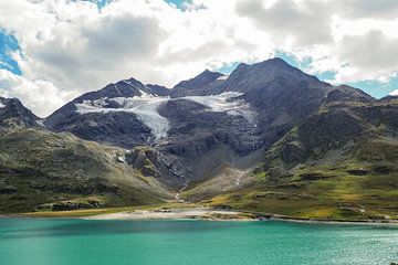 Des lacs de montagne cristallins - une photographie alpine spectaculaire avec des reflets clairs et un panorama de montagnes. Acheter maintenant une peinture murale ou une toile et profiter de la nature.
