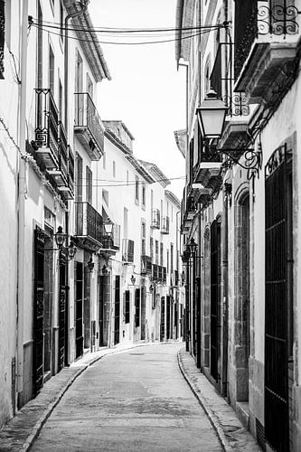 Black-and-white photo of a typical street of a Spanish village on the Costa Blanca.
