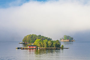 Insel mit Nebel im Schärengarten vor Stockholm, Schweden