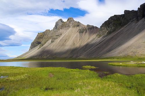 De berg Vestrahorn in IJsland bij mooi weer in de zomer