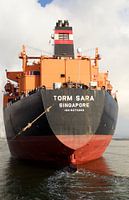 Vrachtschip Torm Sara uit Singapore in de sluizen van IJmuiden vaart richting Amsterdam