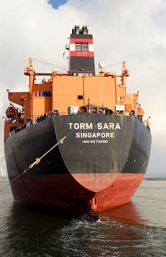 Vrachtschip Torm Sara uit Singapore in de sluizen van IJmuiden vaart richting Amsterdam