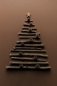 Weihnachtsbaum aus Zweigen und Tannenzapfen von Digitale Schilderijen