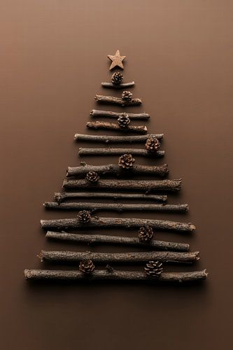 Weihnachtsbaum aus Zweigen und Tannenzapfen von Digitale Schilderijen