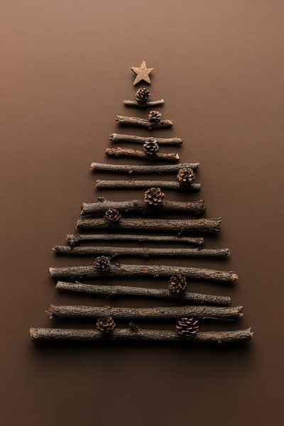 Kerstboom van takken en denneappels van Digitale Schilderijen