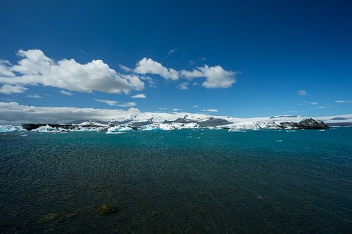 IJsland - Roerig turquoise helder water van een gletsjermeer van bovenaf