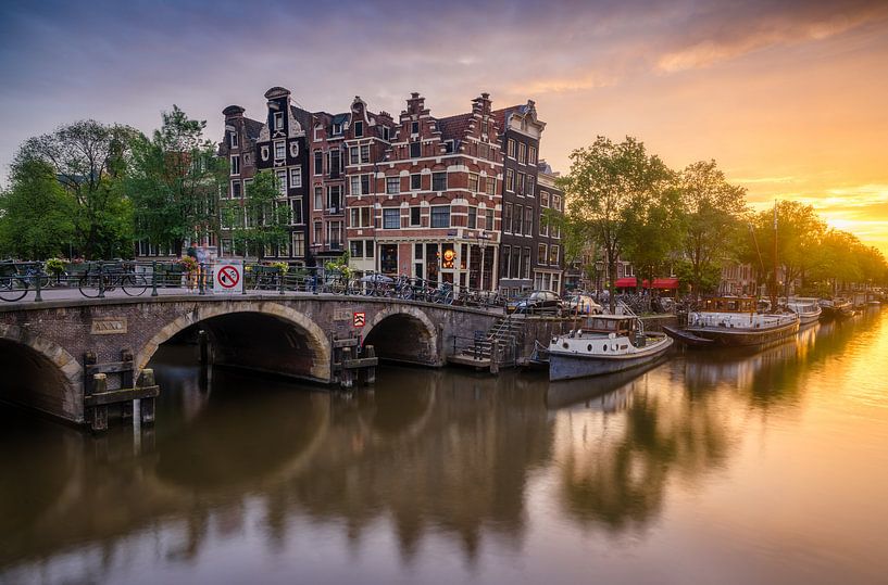 Zonsondergang bij grachten van Amsterdam van Tomas van der Weijden