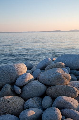Serene rust aan het kiezelstrand
