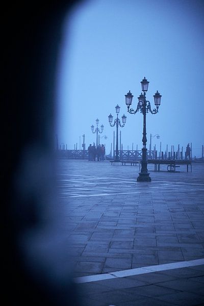 San Marco Platz im Nebel von Karel Ham