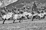 Dansers verkleed als krijgers op het Wangdi Festival in Bhutan van Wout Kok thumbnail