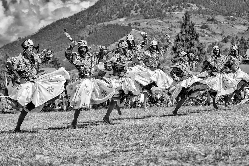 Dansers verkleed als krijgers op het Wangdi Festival in Bhutan van Wout Kok