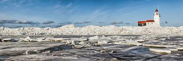 Kruiend ijs bij de vuurtoren op Marken van Frans Lemmens
