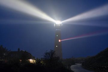 Leuchtturm Schiermonnikoog in den Dünen in einer nebligen Nacht