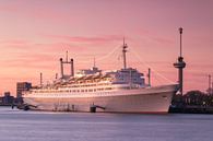 SS Rotterdam bij zonsondergang van Ilya Korzelius thumbnail