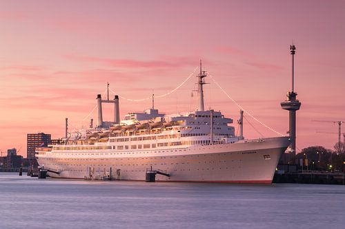 SS Rotterdam bij zonsondergang