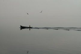 Silhouet van een visser sur Abra van Vossen