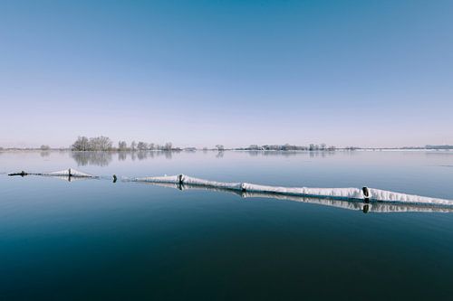 IJs op hekken in de IJssel tijdens een koude winterochtend