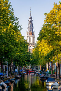 Zuiderkerk vanaf de Groenburgwal in Amsterdam