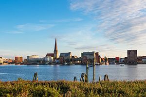 Blick über die Warnow auf die Hansestadt Rostock