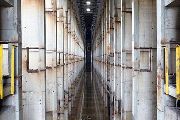 Symmetrie in einer verlassenen Fabrik