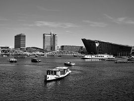 Contrasten op het Oosterdok: Modern Amsterdam in Zwart-Wit van vlamingvisuals