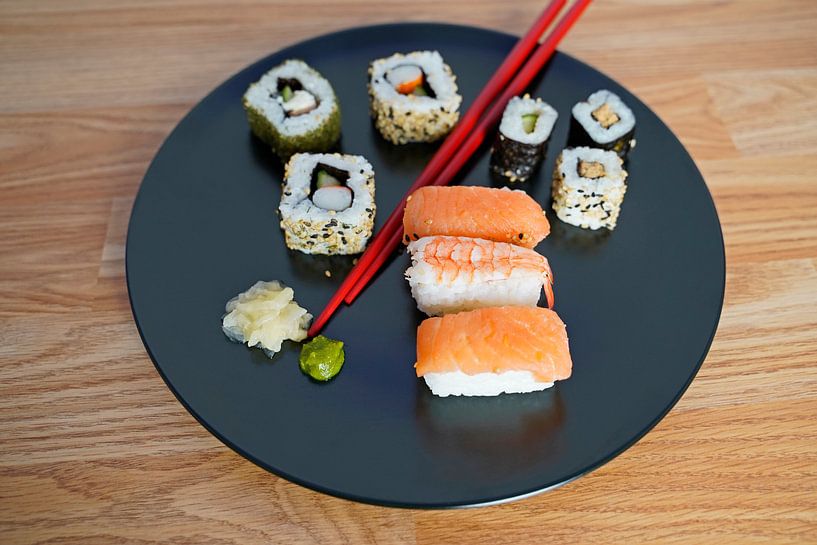 Sushi auf einem Teller mit Stäbchen angeordnet von Babetts Bildergalerie