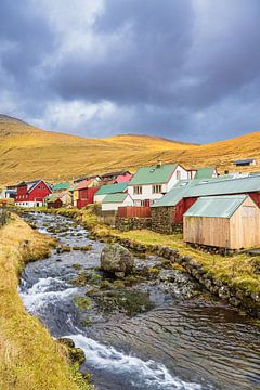 Vue sur le village de Gjógv sur l'île féroïenne d'Eysturoy sur Rico Ködder