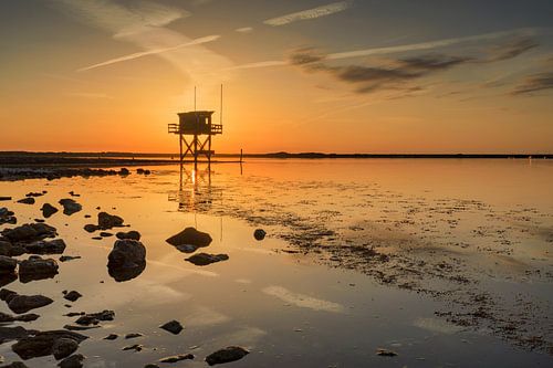 prachtige zonsondergang achter een vissershuisje aan het water in Scharendijke in de provincie Zeela