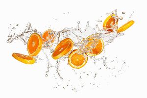 Spritzende Orangenscheiben 11004640 von BeeldigBeeld Food & Lifestyle