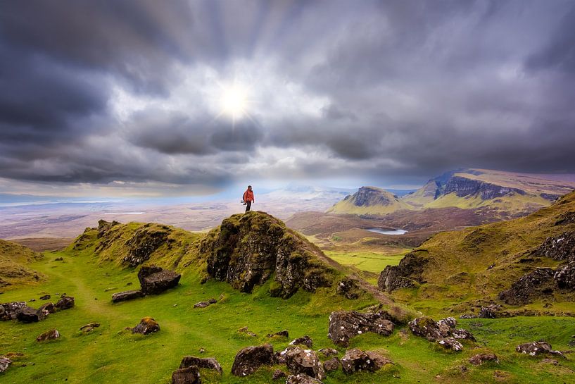Wanderer im Quiraing Isle of Skye von Peter Schray