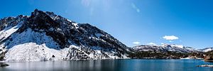 Panorama Landschaft See am Tioga Pass mit Schnee im Yosemite Nationalpark Kalifornien USA