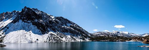 Panorama Landschap Meer bij Tioga Pas met Sneeuw in Yosemite National Park Californië VS