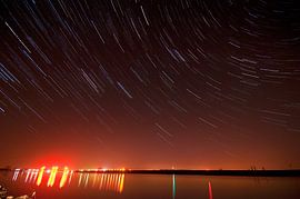 Nederlands landschap van de stuw waterkrachtcentrale Nederrijn Maurik, Nederland van Jeroen Bos