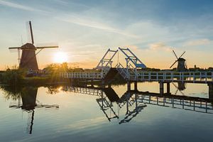 Sommerlandschaft mit Windmühlen und Brücke in den Niederlanden von iPics Photography
