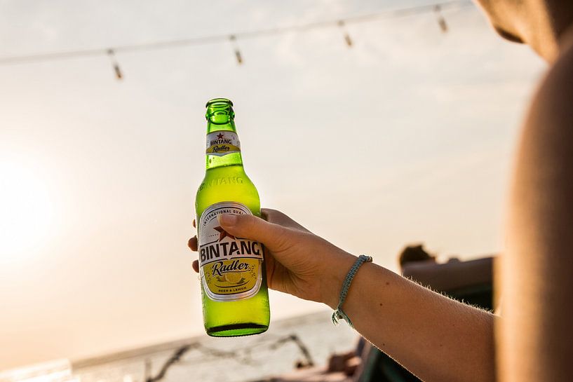 Bintang biertje op het strand van Bali van Martijn Bravenboer