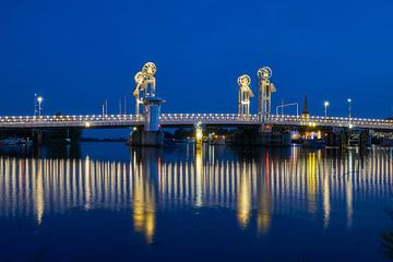 De stadsbrug Kampen in het blauwe uurtje van Ad Jekel